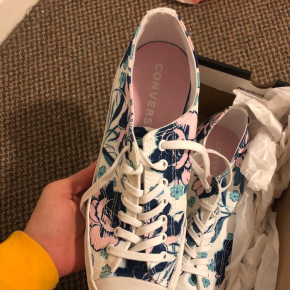 Never Worn Converse - Picture 2 of 3